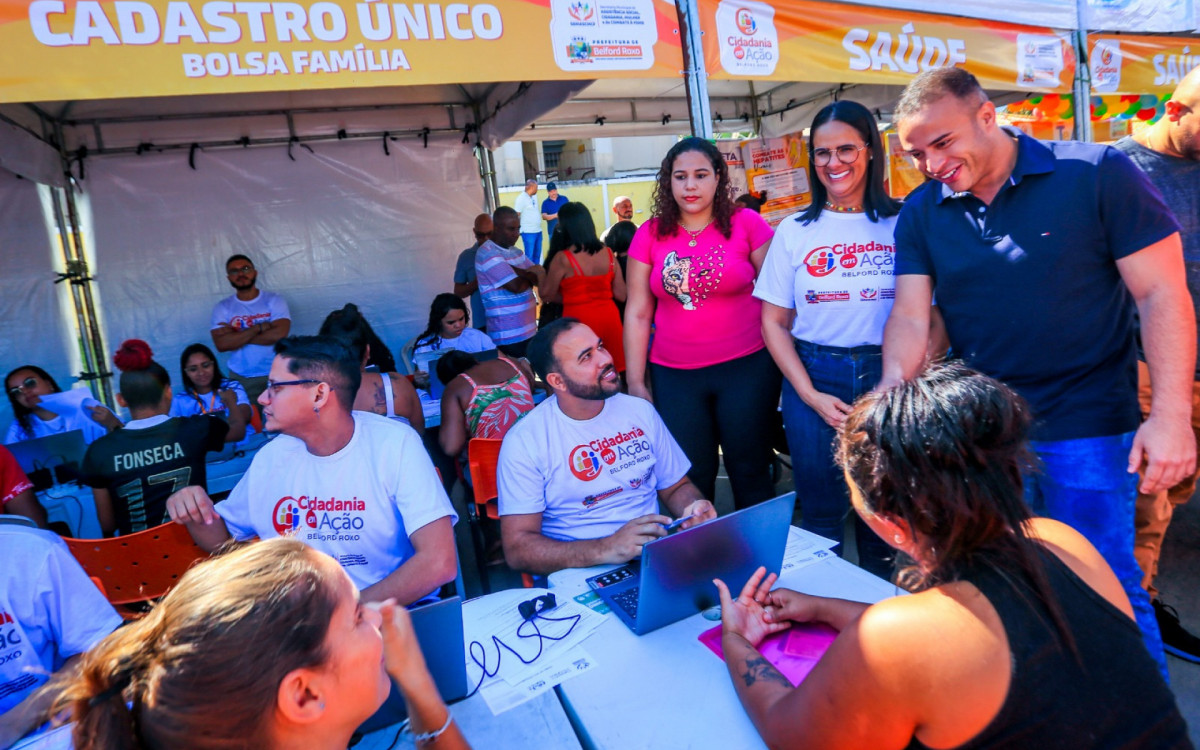 Secret&aacute;ria Tati Ervite (ao centro) e secret&aacute;rio Matheus Carneiro percorreram os estandes da a&ccedil;&atilde;o social