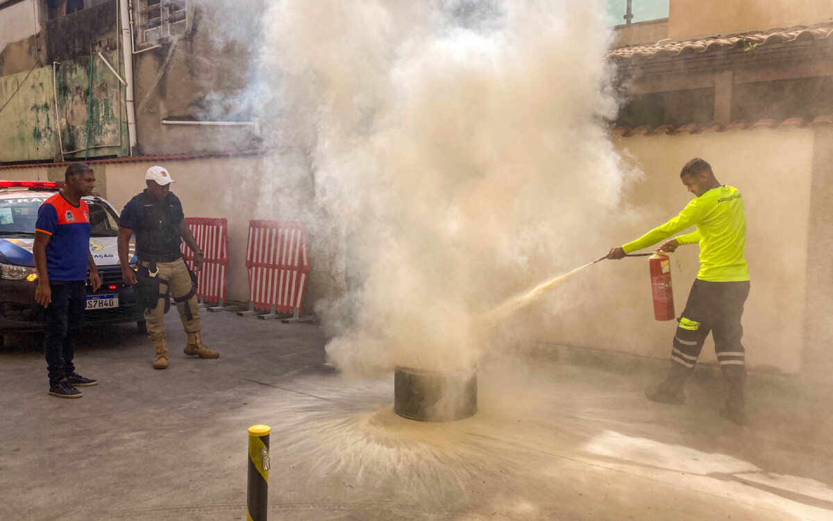 Demonstra&ccedil;&atilde;o sobre qual extintor de inc&ecirc;ndio &eacute; o mais correto a ser usado em quest&otilde;es de inc&ecirc;ndio em ve&iacute;culos no tr&acirc;nsito