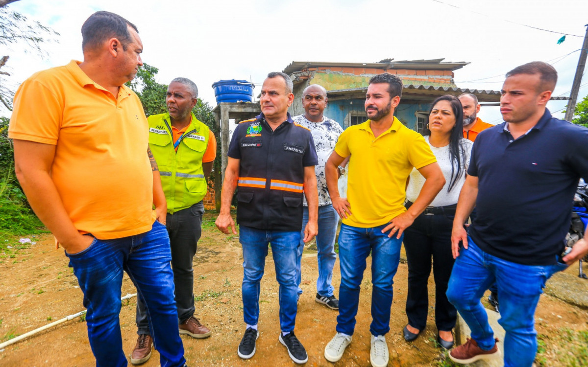Secretário Paulo Sérgio Corrêa Luna (E) explica ao prefeito como está o andamento faz obras