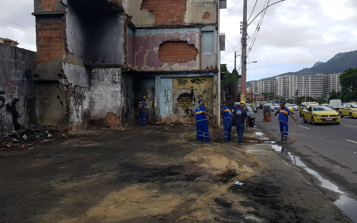 Cercas em chapas met&aacute;licas e madeira tamb&eacute;m foram retiradas do local - Seop/Divulga&ccedil;&atilde;o