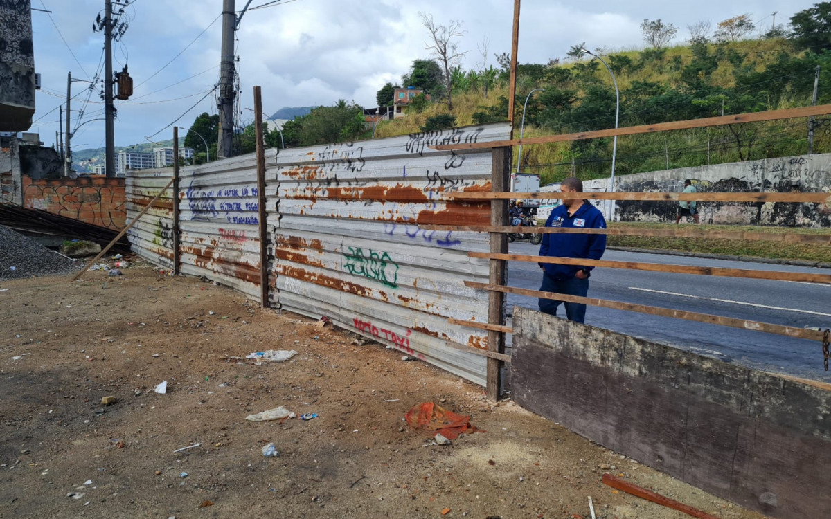 Cercas em chapas met&aacute;licas e madeira tamb&eacute;m foram retiradas do local - Seop/Divulga&ccedil;&atilde;o