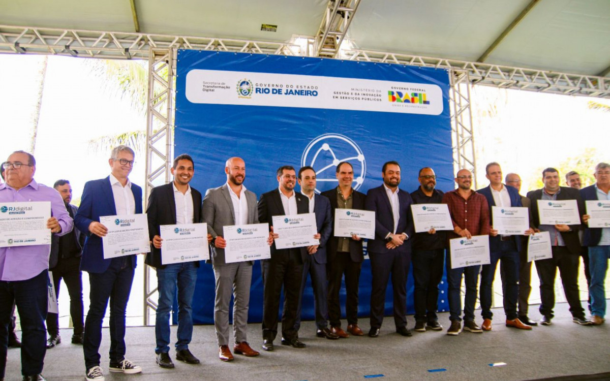 O governador Cl&aacute;udio Castro e os representantes dos munic&iacute;pios fluminenses com os certificados de ades&atilde;o ao Programa RJ Digital