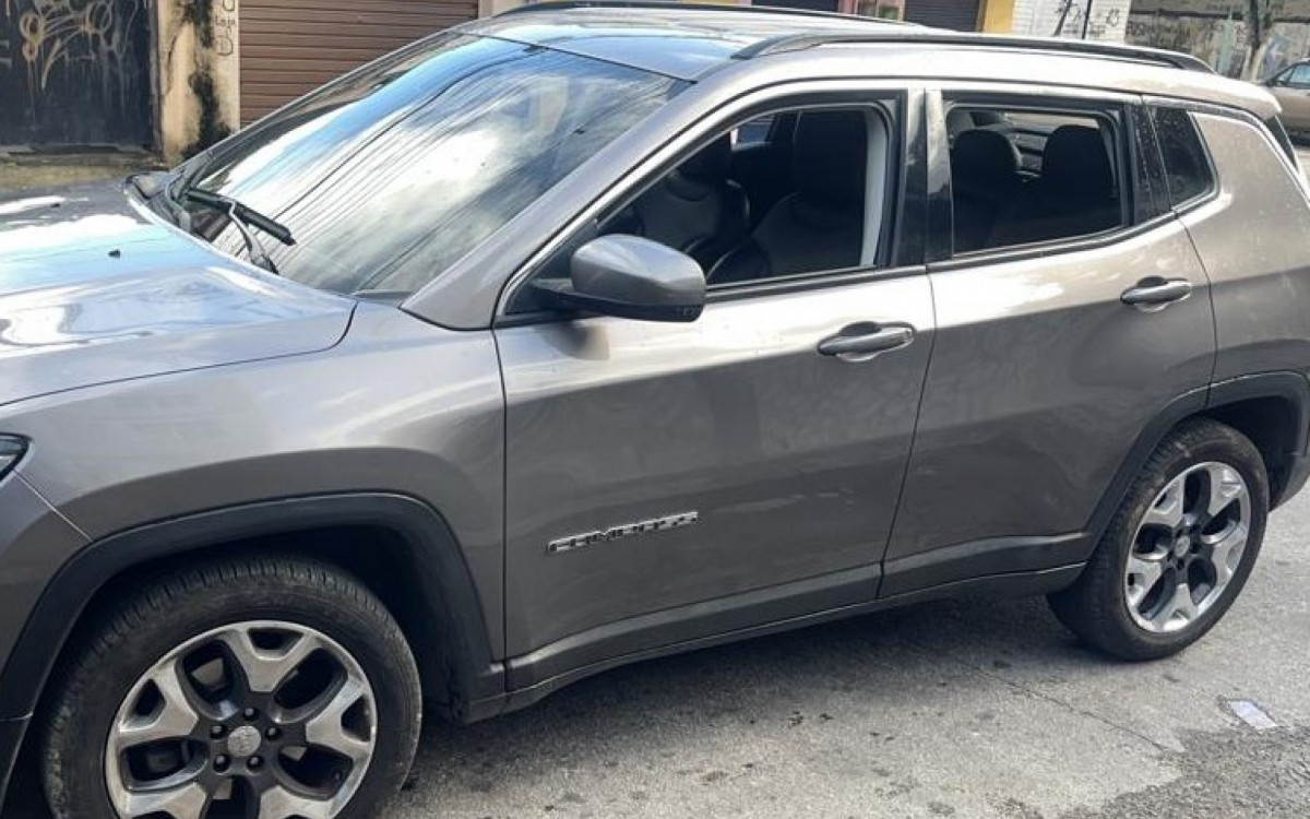 PM apreendeu um carro Jeep Compass roubado com Léo do 18