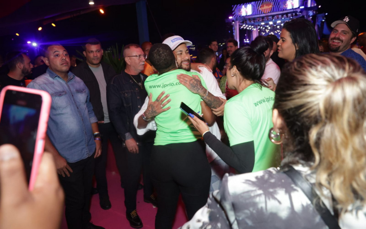 Neymar se diverte no evento \'Tardezinha\'