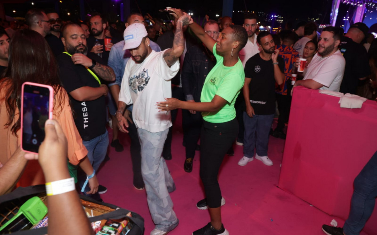 Neymar se diverte no evento \'Tardezinha\'