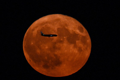 Internautas ficam encantados com primeira superlua do ano