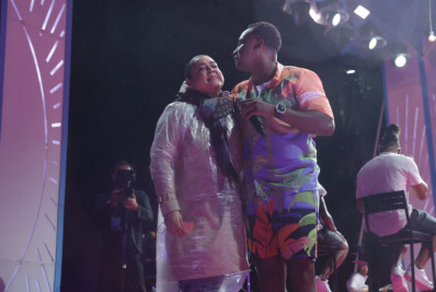 Preta Gil se emociona no palco do 'Tardezinha' ao receber carinho do público