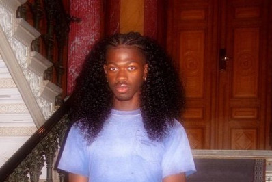 Lil Nas X é atingido por brinquedo sexual durante show