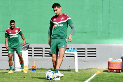 Com lesão no pé esquerdo, Ganso vem atuando no sacrifício pelo Fluminense