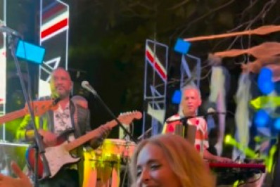 Angélica se diverte em karaokê ao lado de Preta Gil