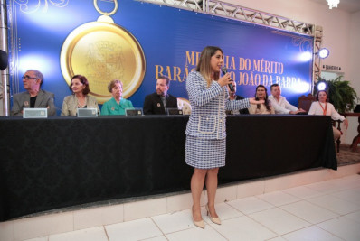 Servidora municipal recebe 