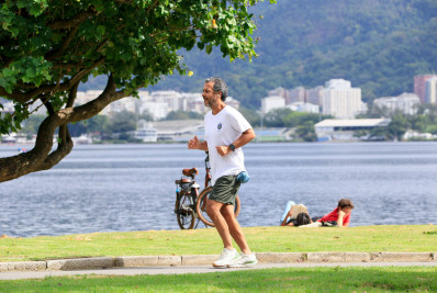 Marcos Palmeira se exercita durante a manhã na Zona Sul do Rio