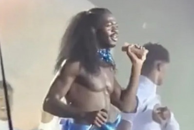 Vídeo! Lil Nas X é atingido por brinquedo sexual no palco durante show