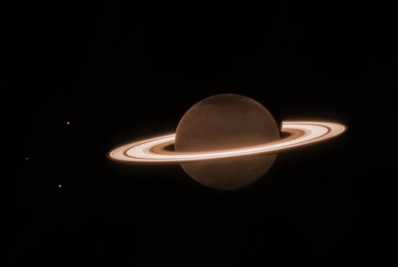 Anéis de Saturno aparecem brilhantes em imagem capturada pela Nasa
