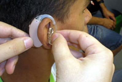 INSS deve retomar benefício a adolescente com deficiência auditiva