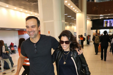 Tadeu Schmidt desembarca no Rio ao lado da mulher