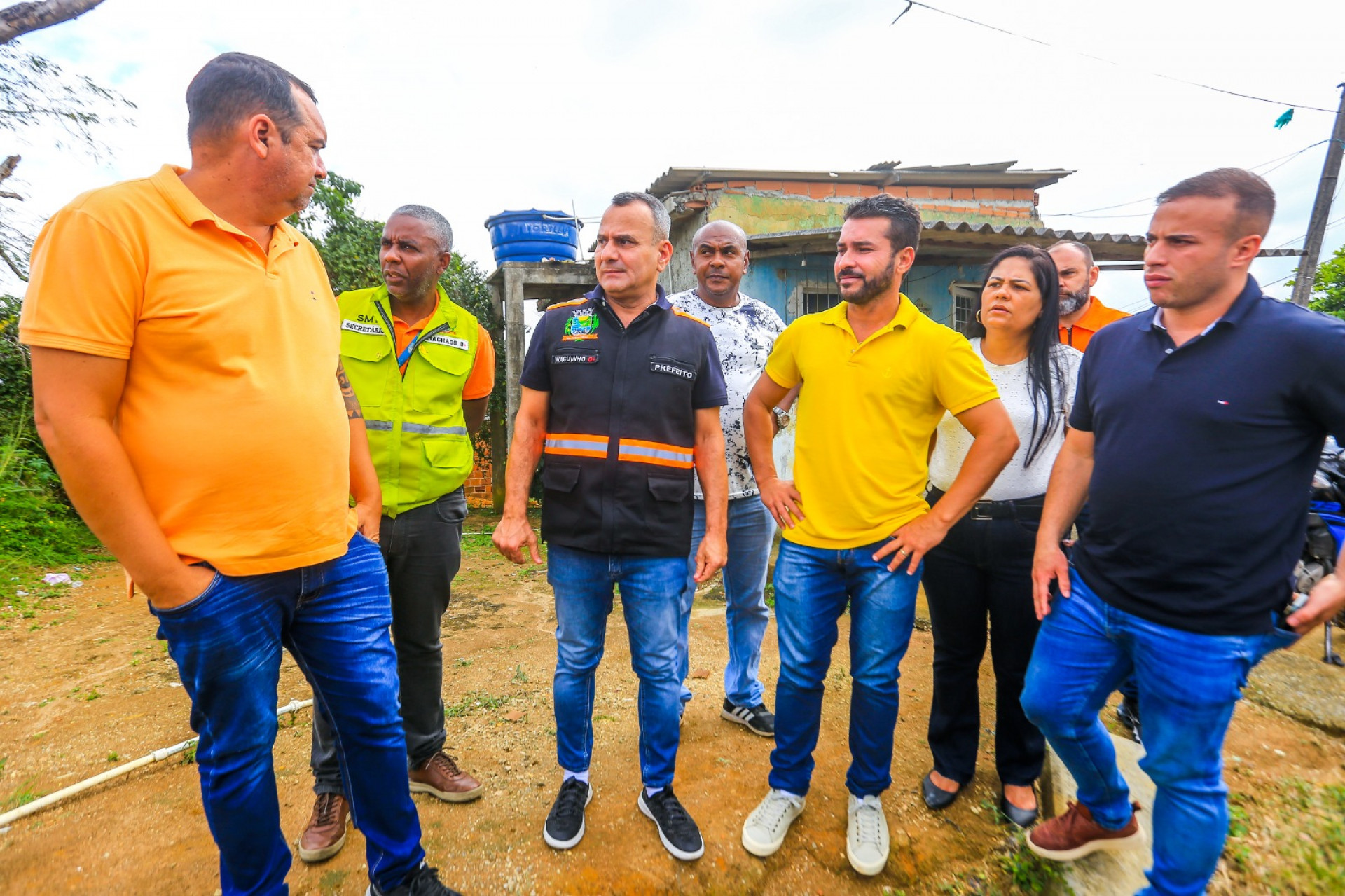 Secret&aacute;rio Paulo S&eacute;rgio Corr&ecirc;a Luna (E) explica ao prefeito como est&aacute; o andamento faz obras - Rafael Barreto / PMBR