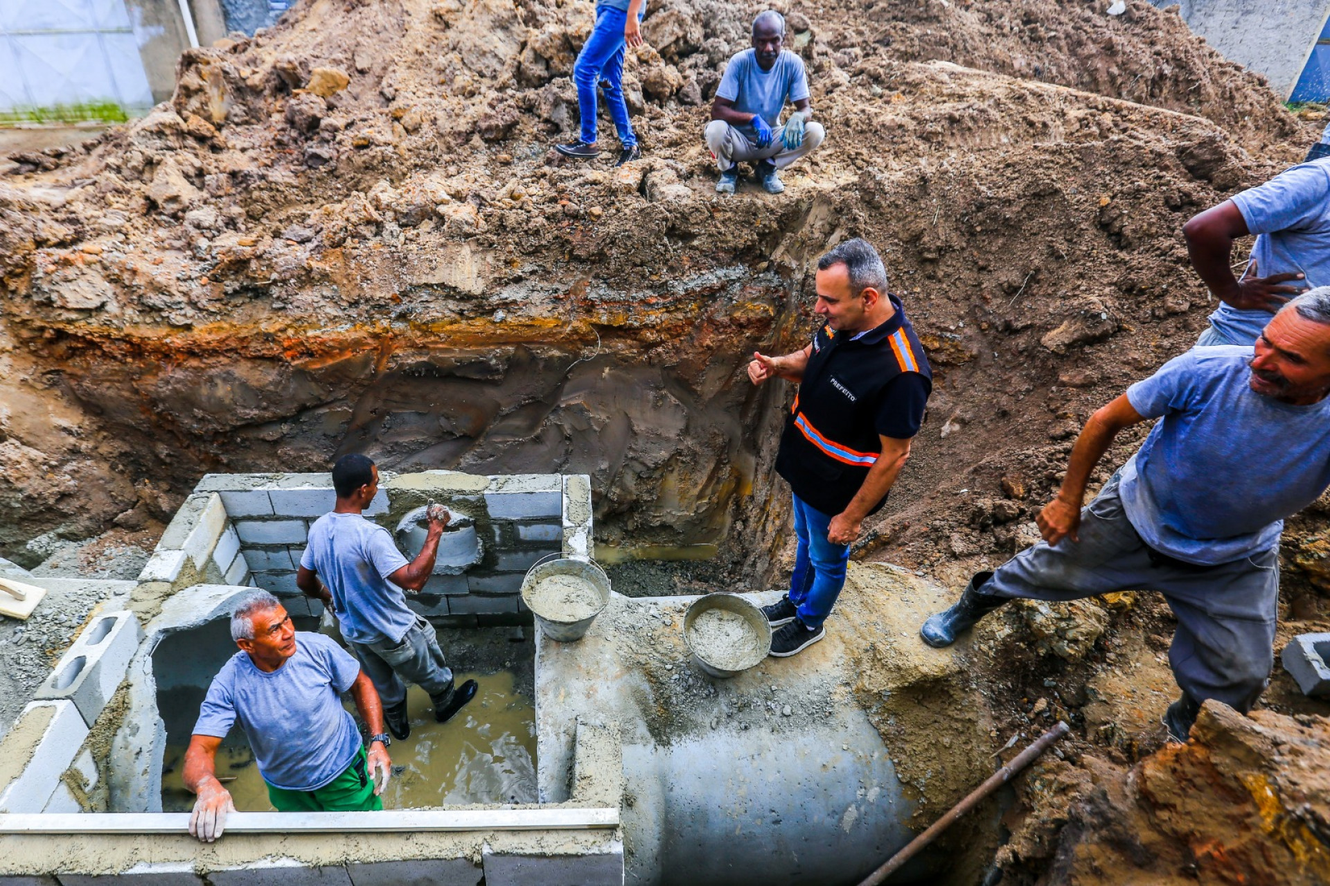 Waguinho andou pela Vila Magalh&atilde;es e acompanhou o trabalho da constru&ccedil;&atilde;o de uma caixa e coloca&ccedil;&atilde;o de manilhas - Rafael Barreto / PMBR