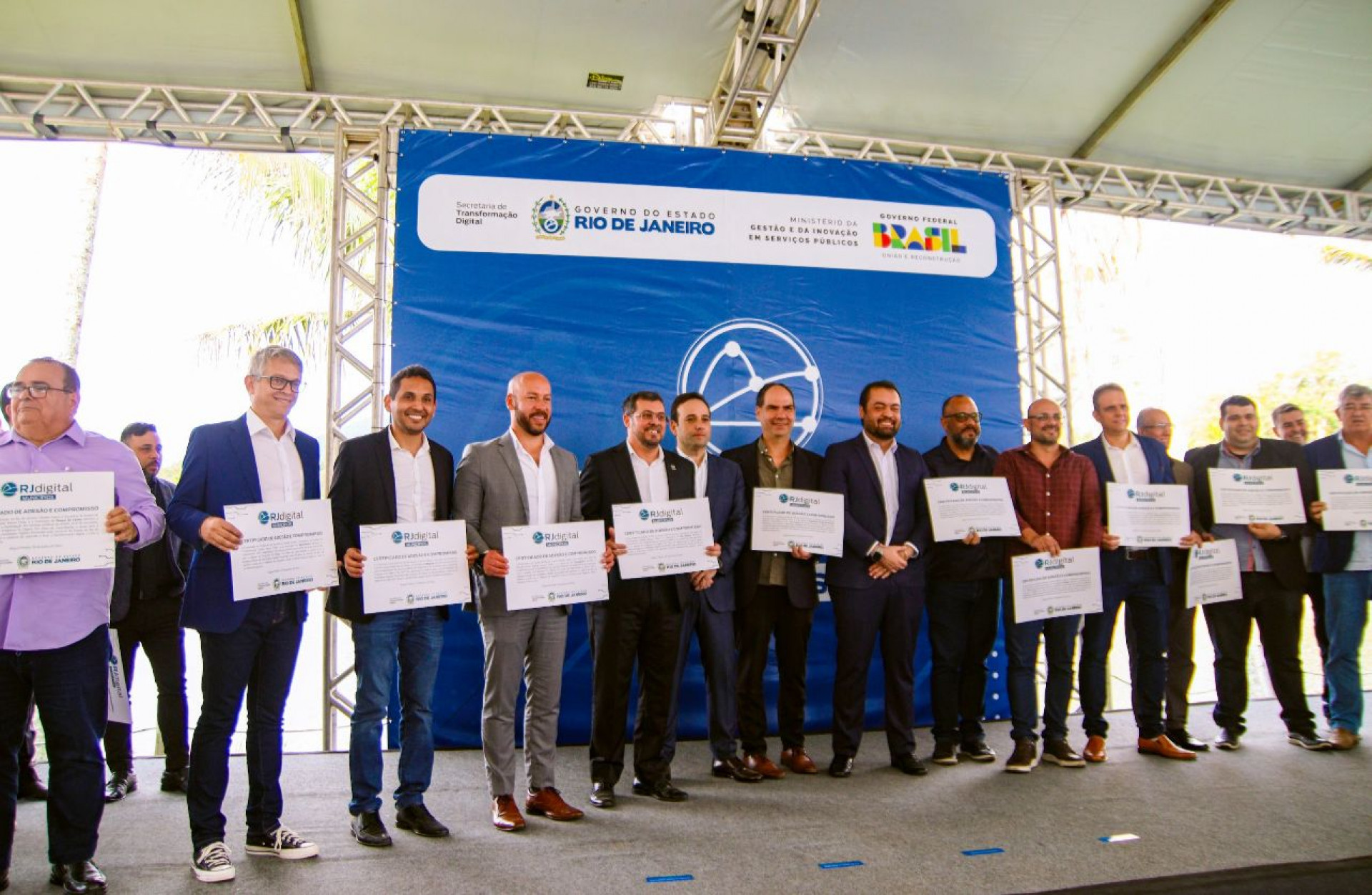 O governador Cl&aacute;udio Castro e os representantes dos munic&iacute;pios fluminenses com os certificados de ades&atilde;o ao Programa RJ Digital - Giulia Nascimento / PMN