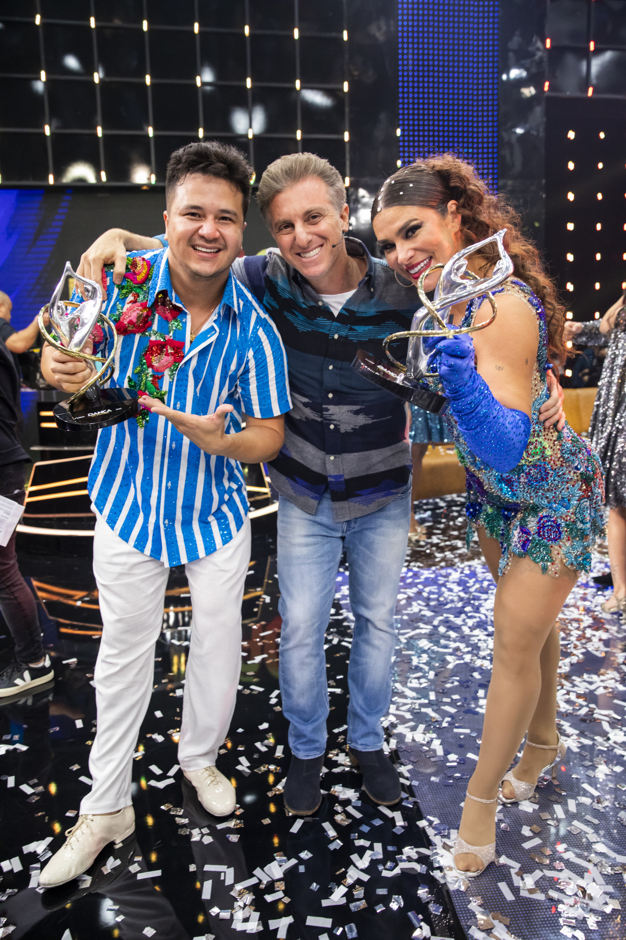 Priscila Fantin e Rolon Ho festejam a vitória ao lado de Luciano Huck - João Miguel Jr. / TV Globo
