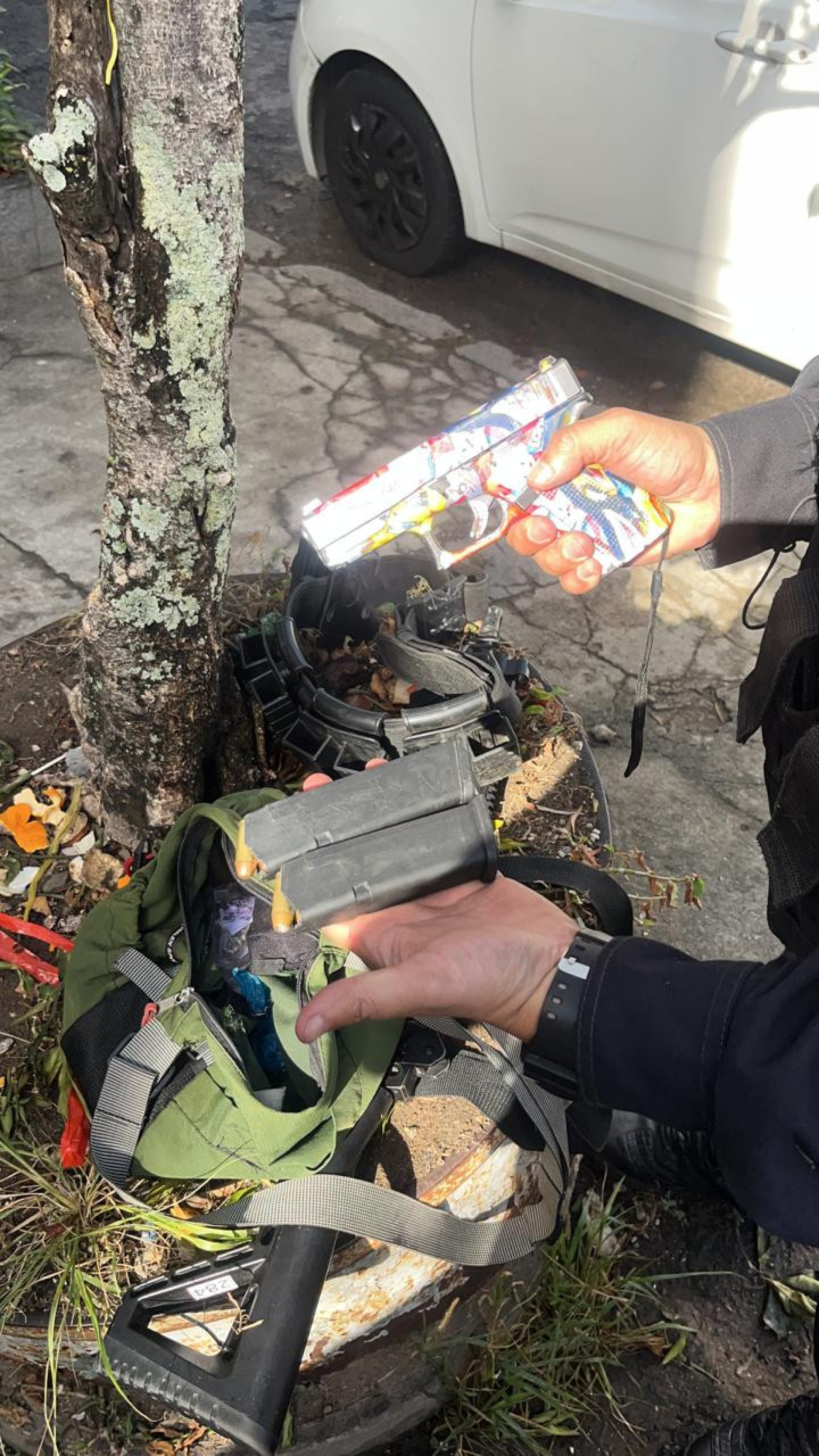 PM apreendeu uma pistola Glock e drogas com Léo do 18