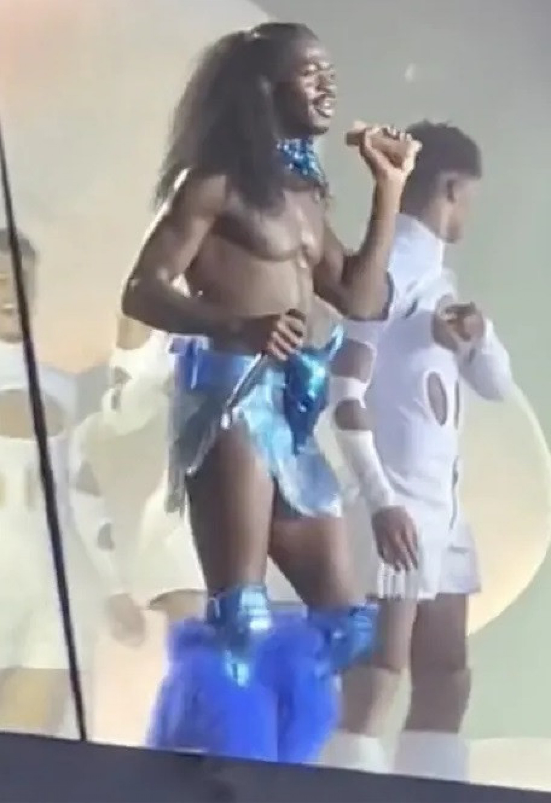  Lil Nas X durante sua apresentação na Suécia - Reprodução de vídeo