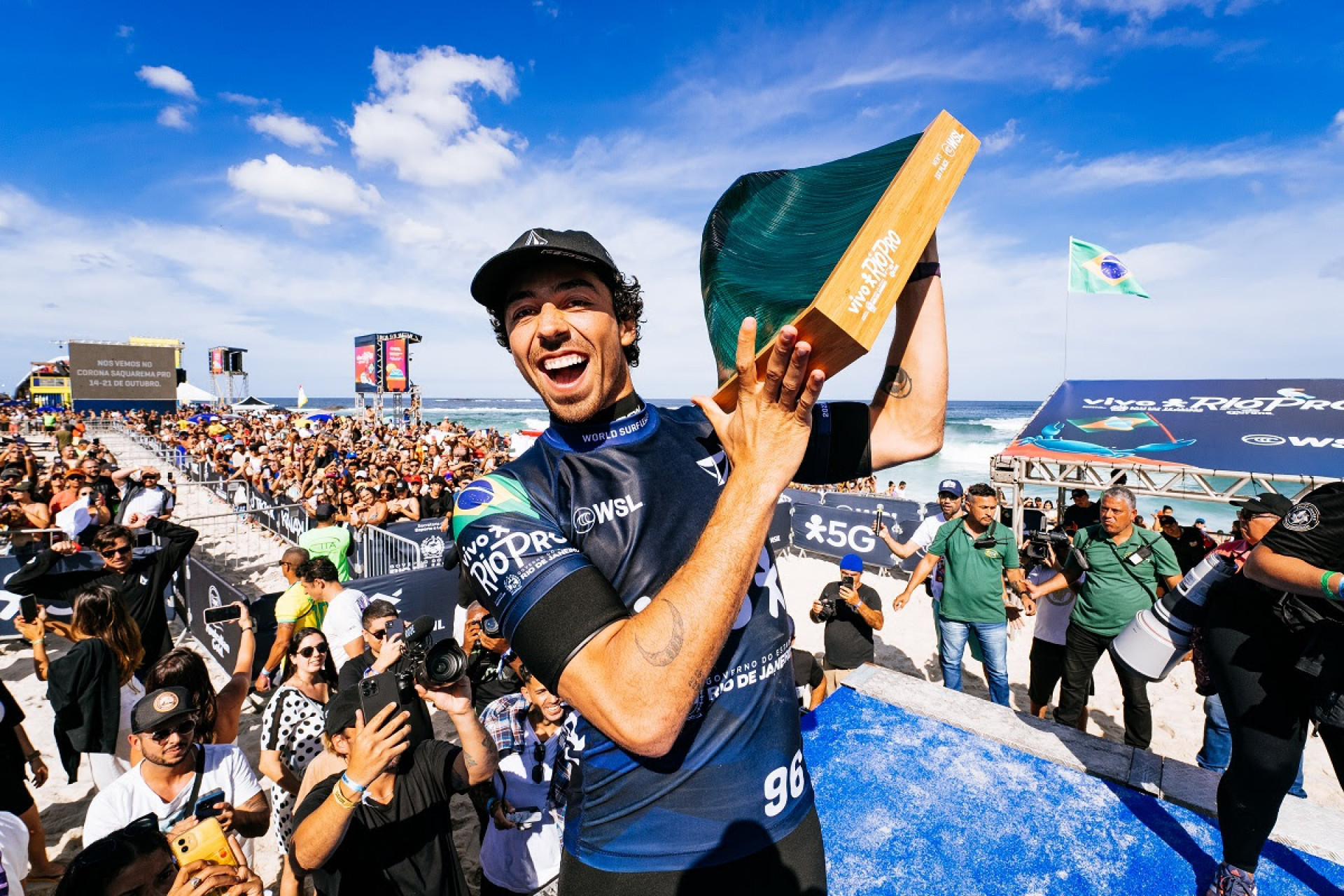 Yago Dora com seu primeiro troféu de campeão em etapas do CT - WSL/Thiago Diz