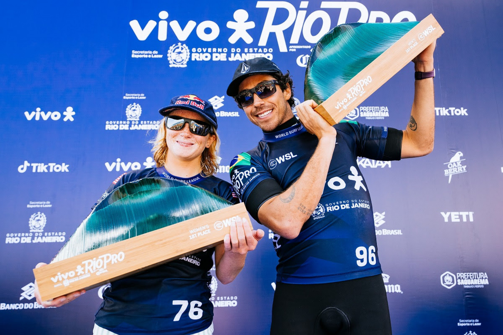 Caitlin Simmers e Yago Dora com os troféus das vitórias no Vivo Rio Pro - WSL/Thiago Diz