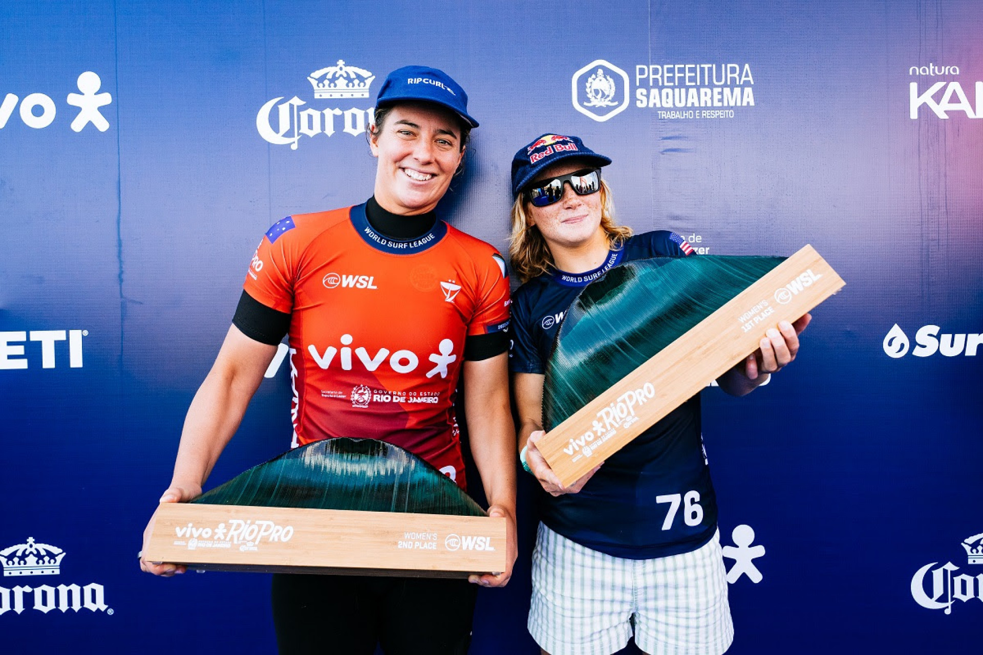 Tyler Wright com Caitlin Simmers no pódio do Vivo Rio Pro em Saquarema - WSL/Thiago Diz