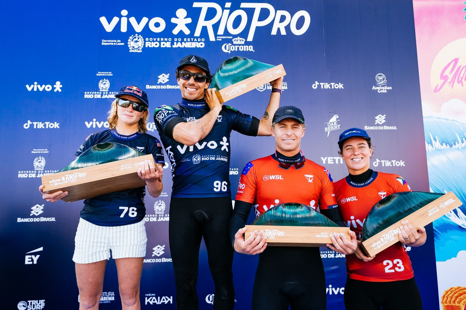 Caitlin Simmers, Yago Dora, Ethan Ewing e Tyler Wright no pódio em Saquarema  - WSL/Thiago Diz