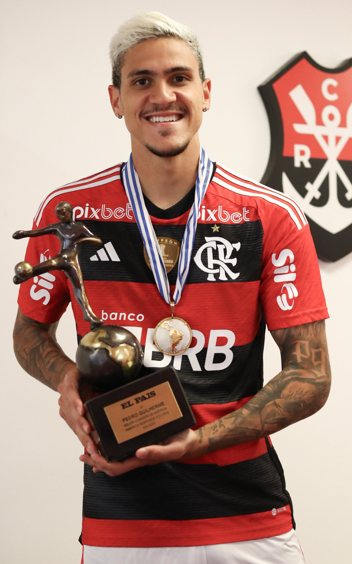 Pedro, do Flamengo, recebe o prêmio de Rei da América - Gilvan de Souza / Flamengo