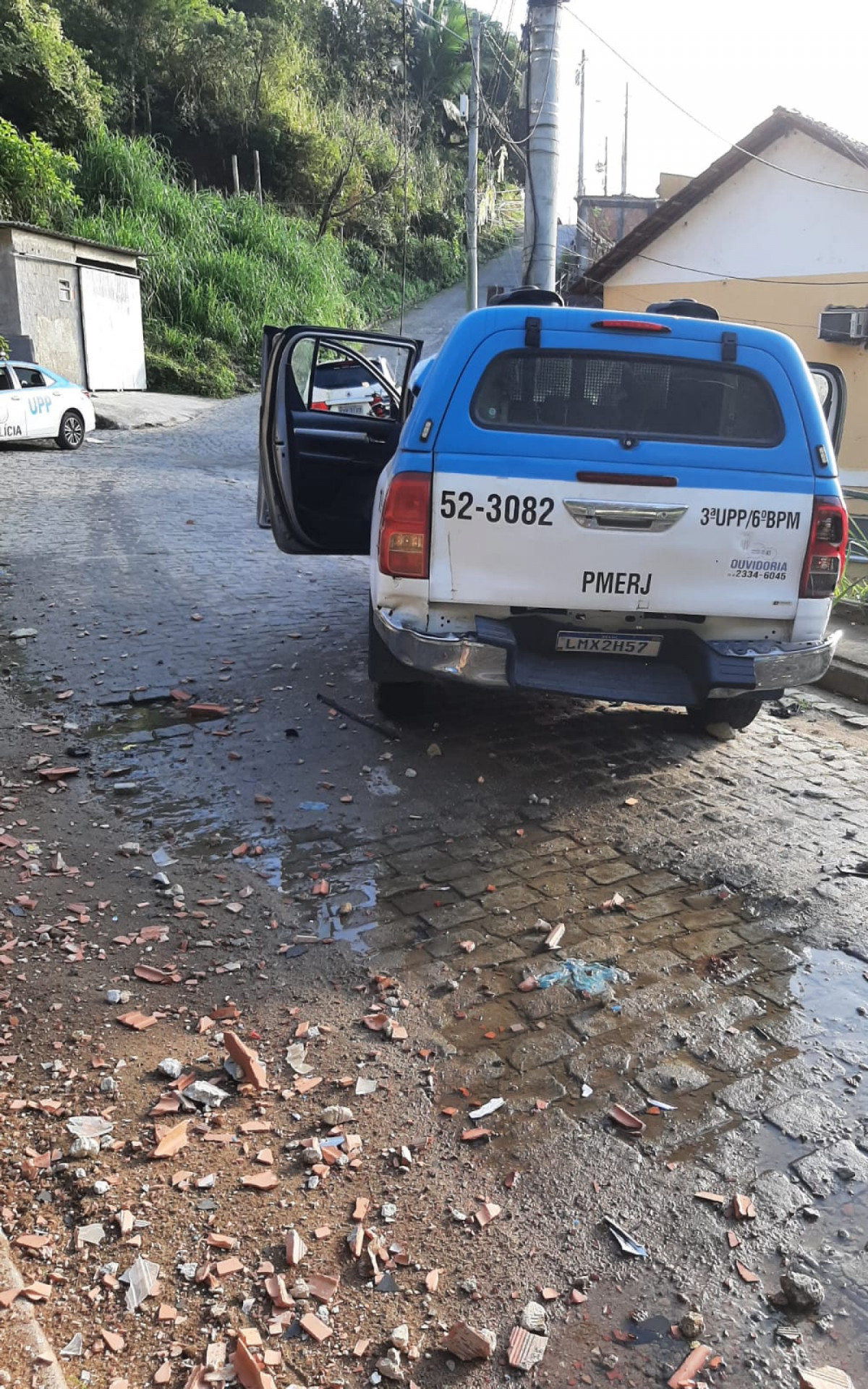 A viatura da PM colidiu após ser atacada a tiros - Rede Social