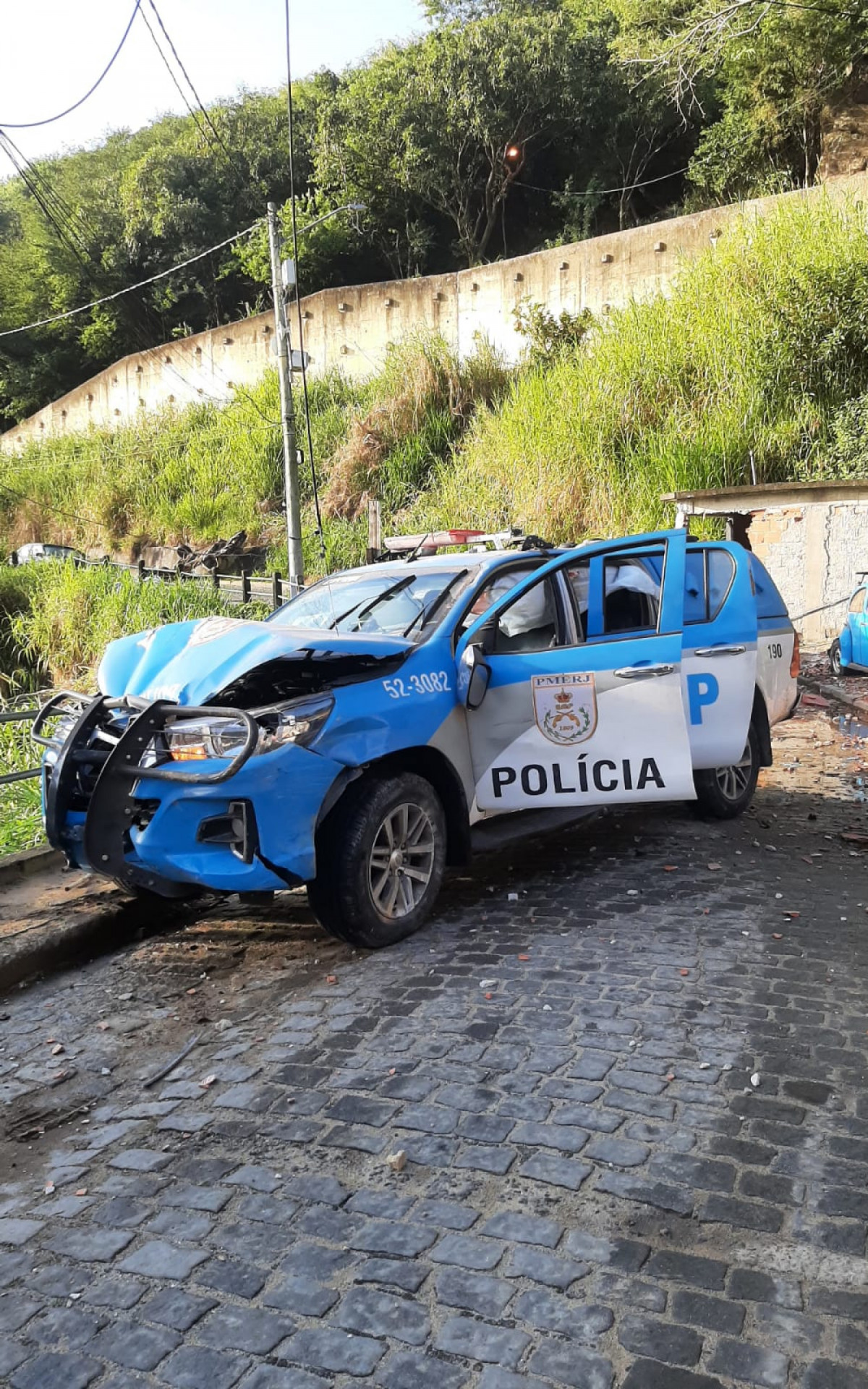 A viatura da PM colidiu após ser atacada a tiros - Rede Social
