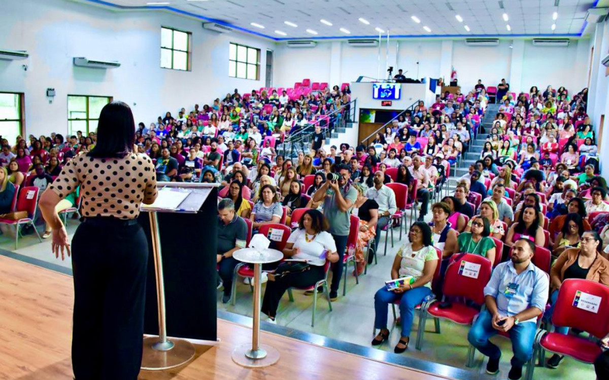 Com uma plateia atenta, a secret&aacute;ria Tati Ervite enfatizou o trabalho da Assist&ecirc;ncia Social