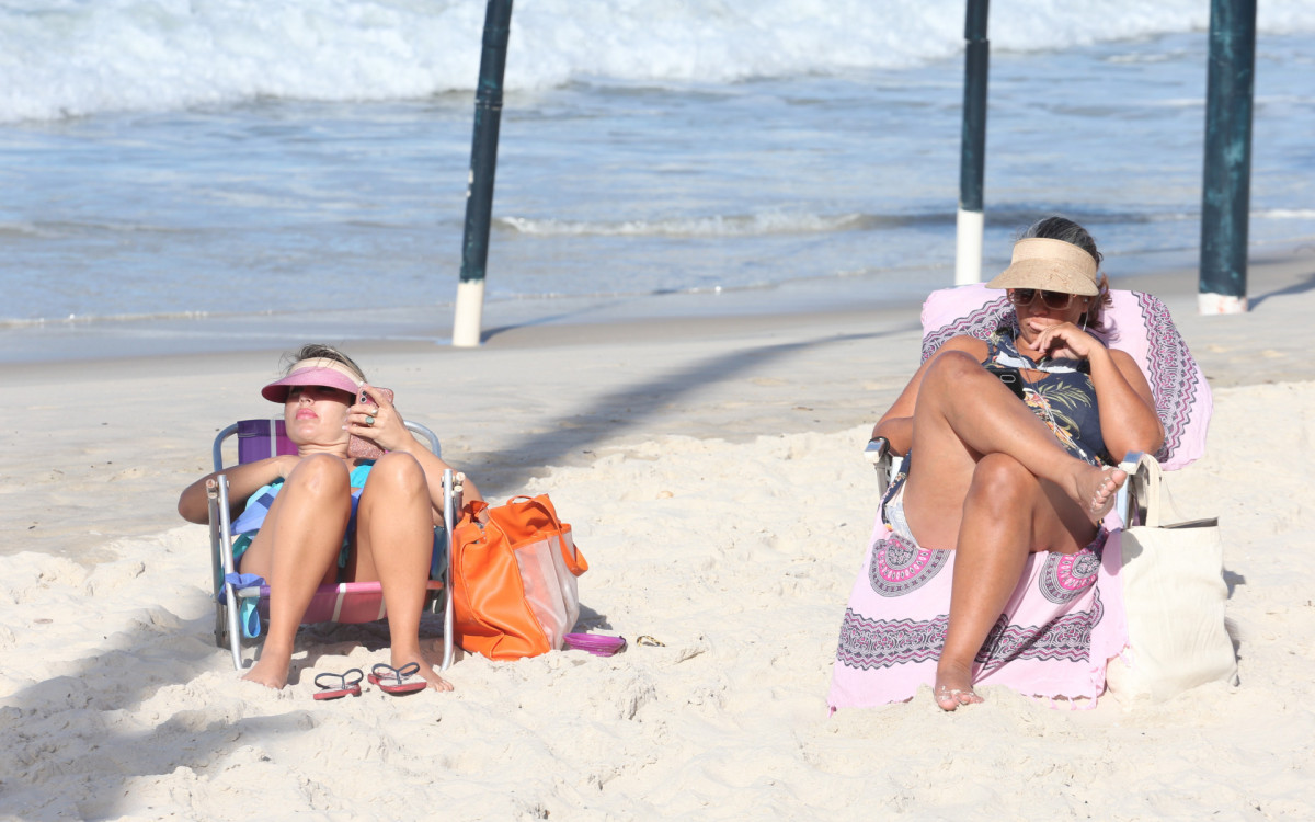 Movimenta&ccedil;&atilde;o na praia de Copacabana. Na foto Mariana Coelho de pernas cruzadas. Nesta segunda-feira (04). - Cleber Mendes/Ag&ecirc;ncia O Dia
