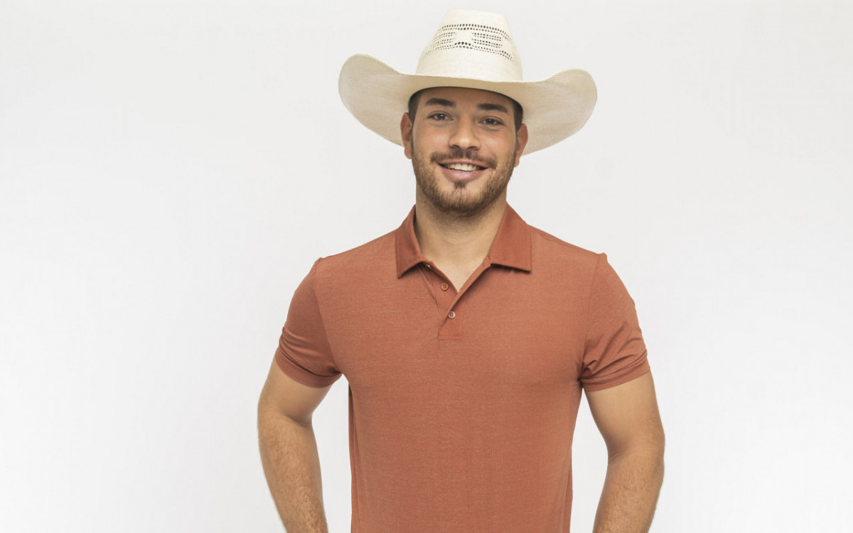 Acostumado com a vida no campo, Marcus Vin&iacute;cius, de 24 anos, &eacute; natural de Trindade, interior de Goi&aacute;s. Vaqueiro, ele trabalha com manejo de gado em uma fazenda e se diz um pe&atilde;o raiz. Acha que seu jeito pode atrapalhar na conviv&ecirc;ncia, mas afirma ter elaborado algumas estrat&eacute;gias para n&atilde;o se prejudicar no jogo social.