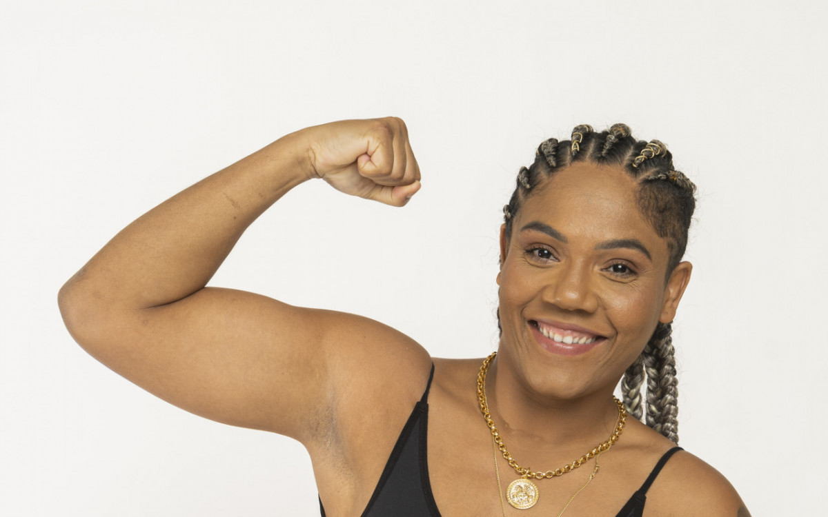 A lutadora Simoni tem 37 anos, &eacute; m&atilde;e de cinco filhos e natural de Porto Alegre, Rio Grande do Sul. A ex-atleta &eacute; campe&atilde; mundial de muai thay e hoje tem um centro de treinamento para ajudar crian&ccedil;as a se profissionalizarem. Tem dificuldade com provas na &aacute;gua, mas est&aacute; disposta a encarar seus medos.