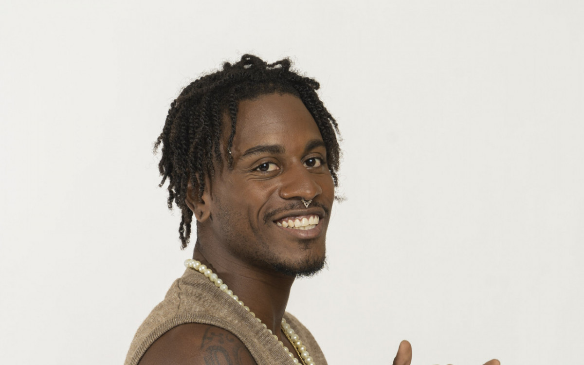 O carioca Guilherme tem 27 anos, &eacute; dan&ccedil;arino, ator, modelo e fot&oacute;grafo - considera-se um poliartista. Mora na Baixada Fluminense, mas foi criado em uma comunidade de Copacabana. Se garante na for&ccedil;a f&iacute;sica, mas tamb&eacute;m nas "gambiarras": ele conta que aprendeu com o pai a se virar e criar solu&ccedil;&otilde;es.