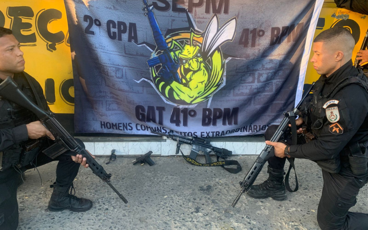 Após confronto, PMs apreenderam um fuzil, uma pistola e uma granada no Complexo da Pedreira
 - Divulgação/Polícia Militar
