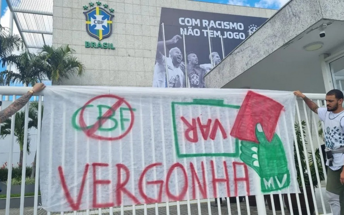 Torcida organizada do Palmeiras protestou na sede da CBF