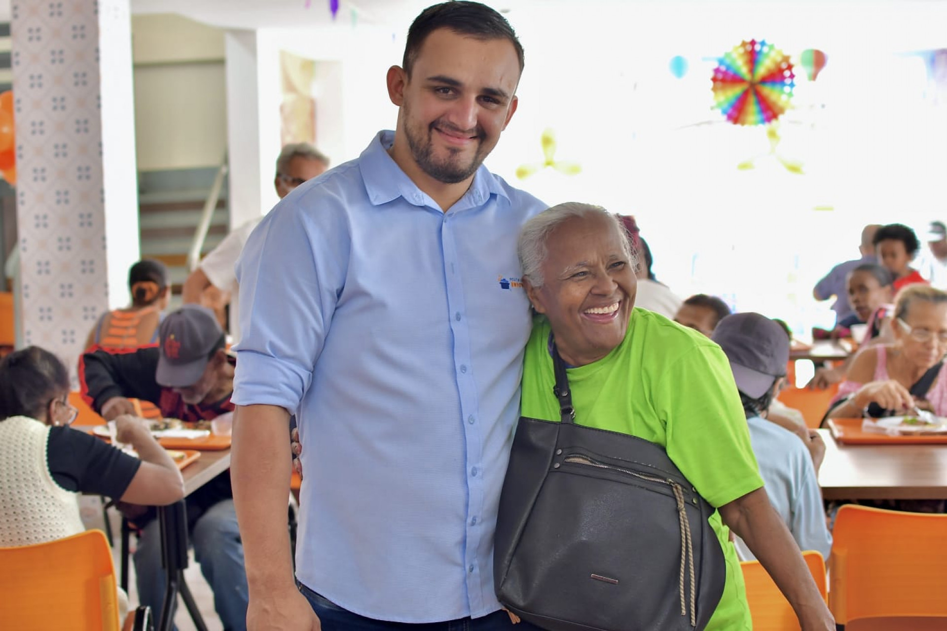 Ao lado de Maria das Dores, o gerente do Restaurante do Povo, &Eacute;dson Mendes, destaca o respeito e o acolhimento a quem vai ao local - Jeovani Campos / PMBR