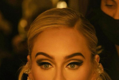 Adele surpreende ao aceitar ser madrinha de casamento de casal brasileiro durante show