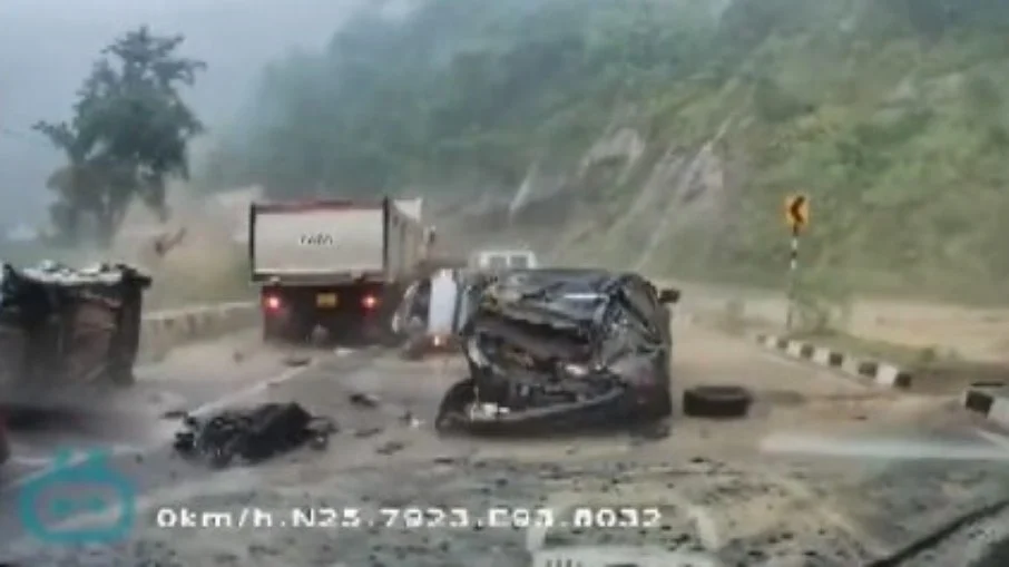 Índia: duas pessoas morrem após rocha gigante atingir carros; Assista ao vídeo 