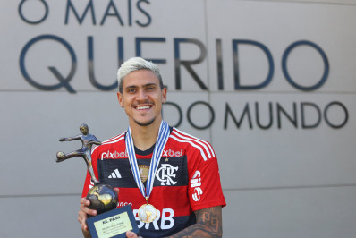 Atacante do Flamengo, Pedro recebe prêmio de melhor jogador da América em 2022