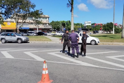 Carros são notificados e removidos durante fiscalizações em Cabo Frio