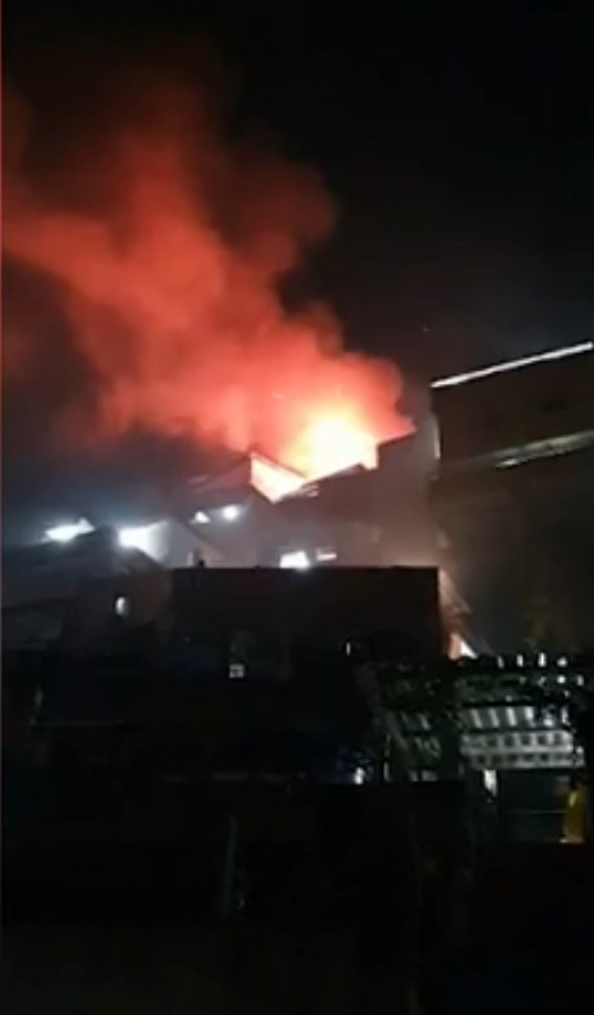 Equipes do Corpo de Bombeiros foram acionadas para o local &agrave;s 18h32