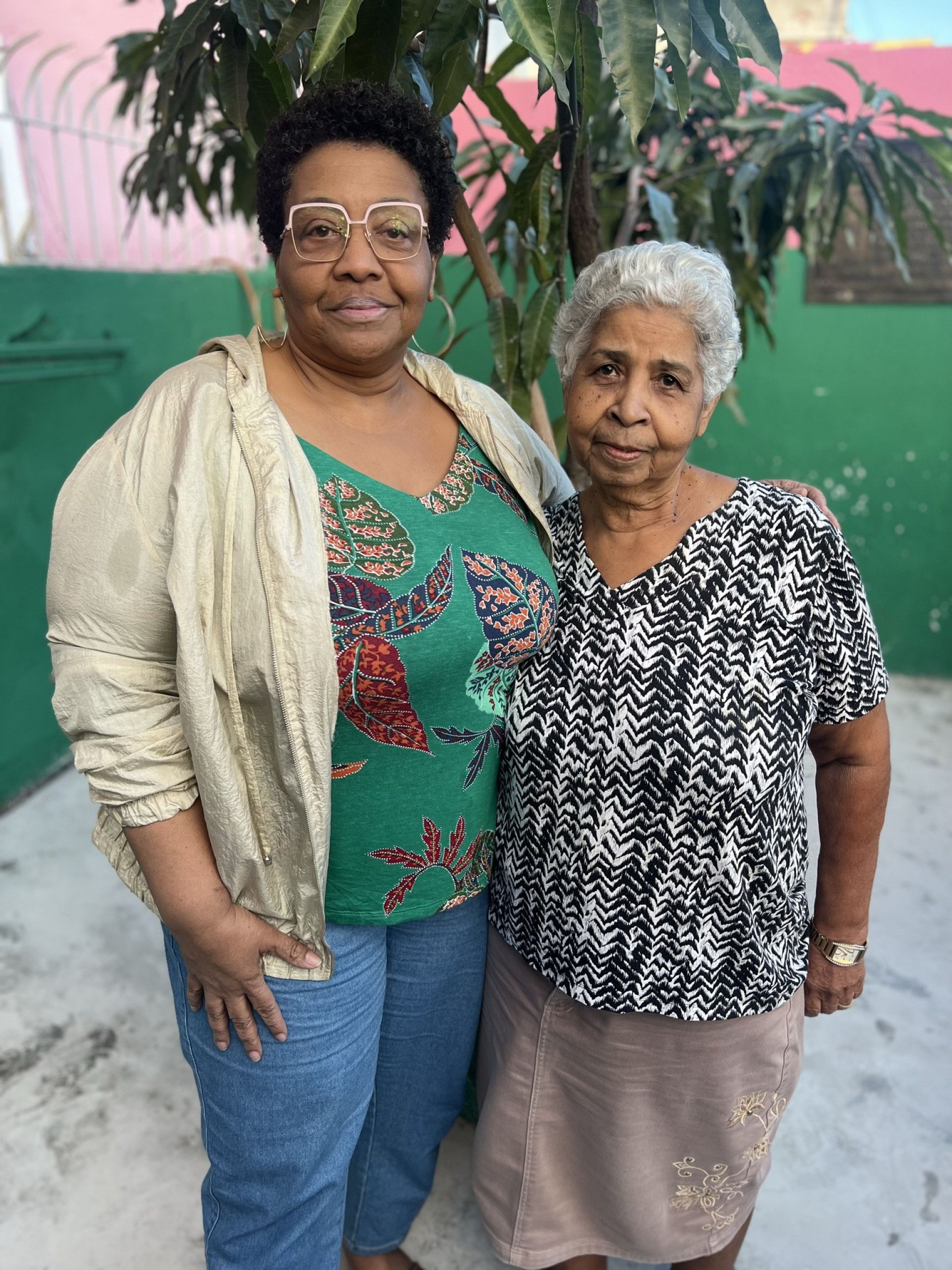 Presidente executiva Guanayra Firmino posa com Chininha, nova presidente de honra da Mangueira