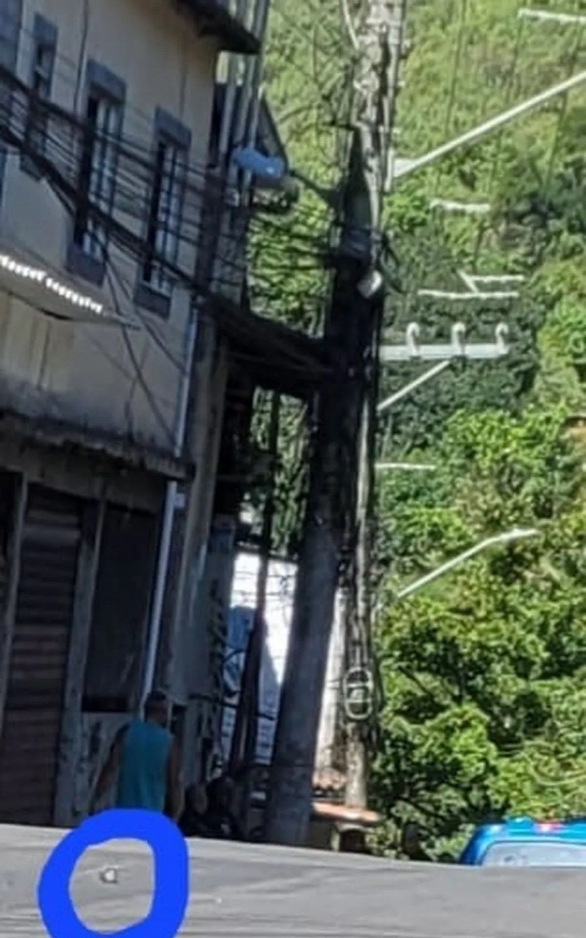 Estrada da Ch&aacute;cara foi isolada para que agentes do Esquadr&atilde;o Antibombas da Pol&iacute;cia Civil atuassem