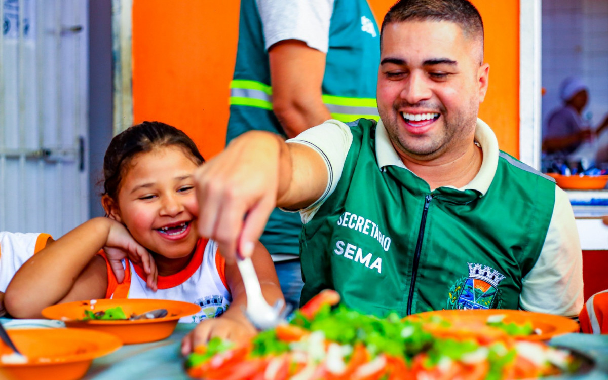Secret&aacute;rio Igo Menezes provou, junto com alunos, das verduras colhidas na horta