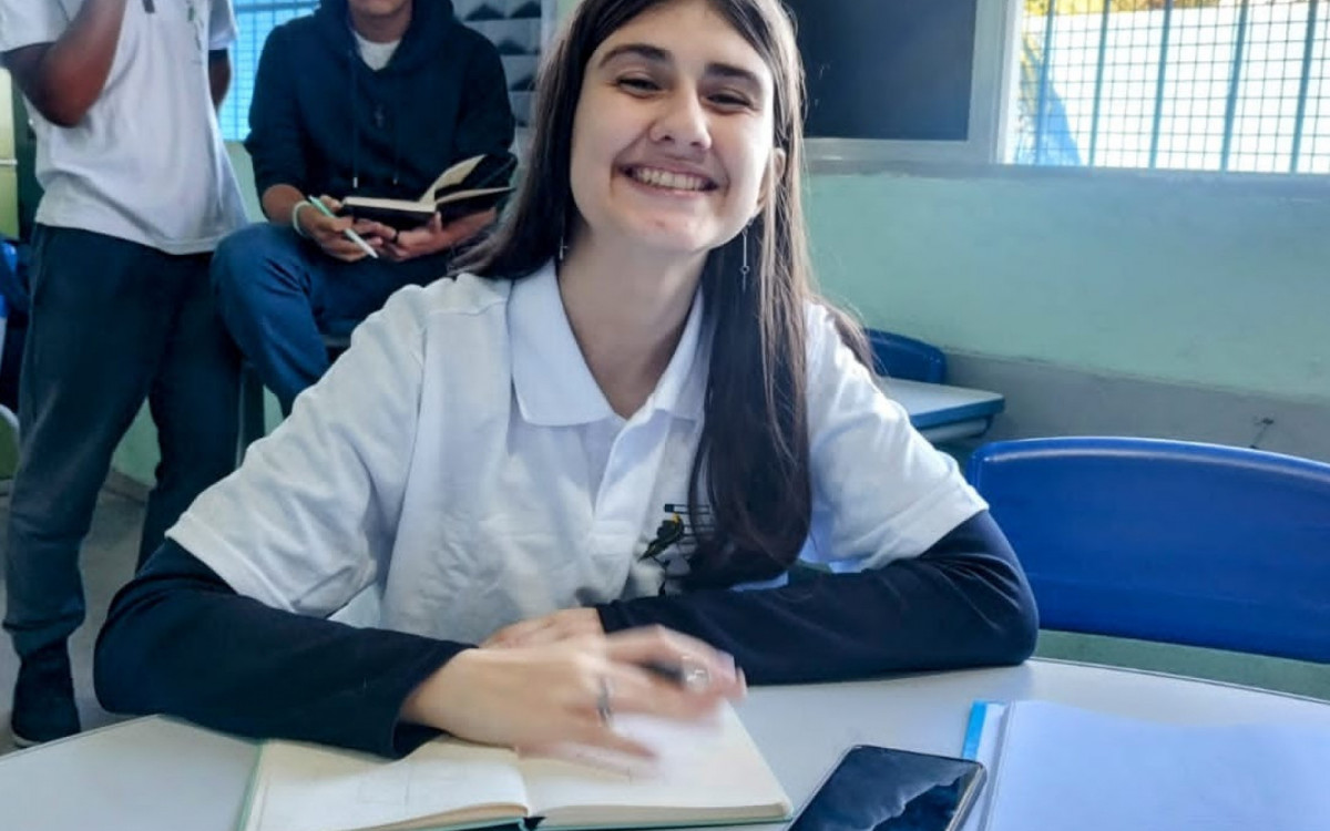 Gabriela Tavares, de 15 anos e aluna da 1&ordf; s&eacute;rie do Ensino M&eacute;dio, est&aacute; ansiosa para o embarque